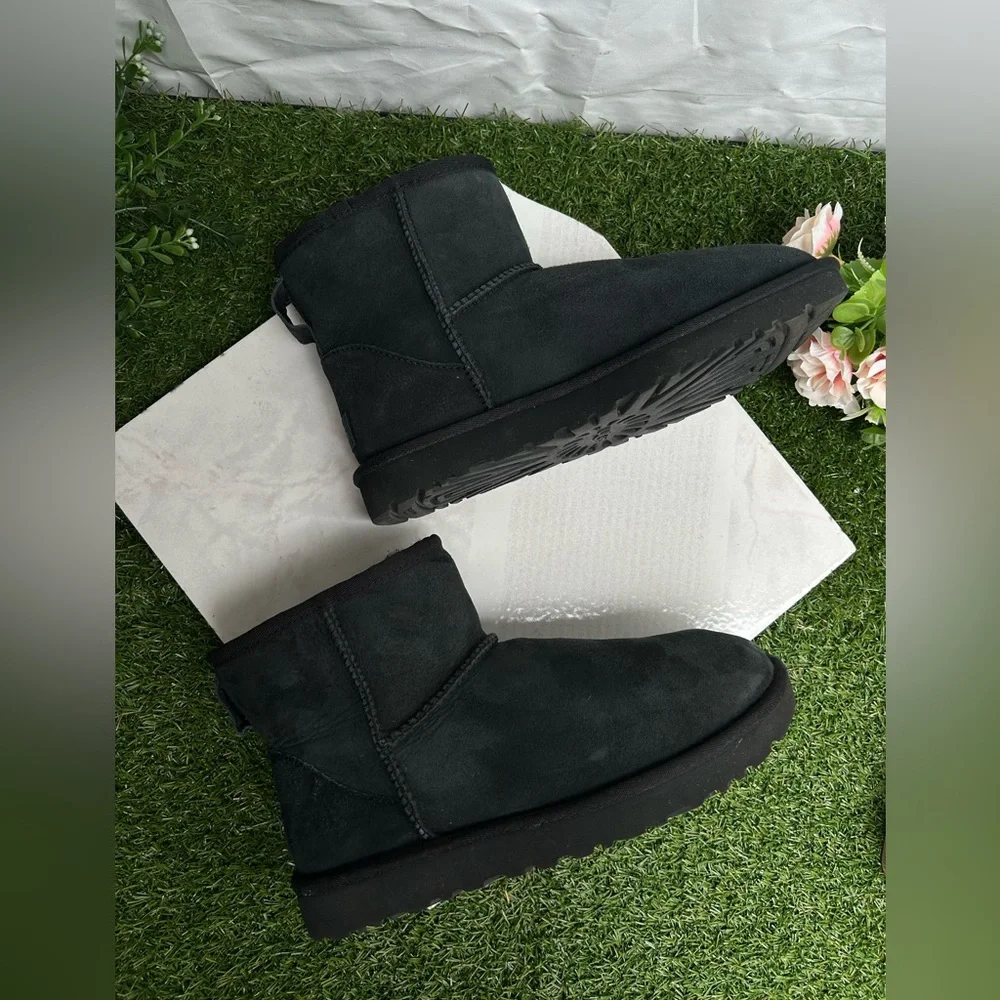 UGG Classic mini II black winter boots women SIZE 10 gently used